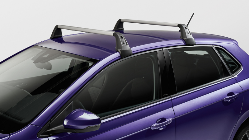 Grundträger von VW Zubehör an einem blauen VW Polo