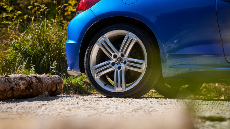 Detailaufnahme Rad inkl. Felge eines VW Scirocco 3