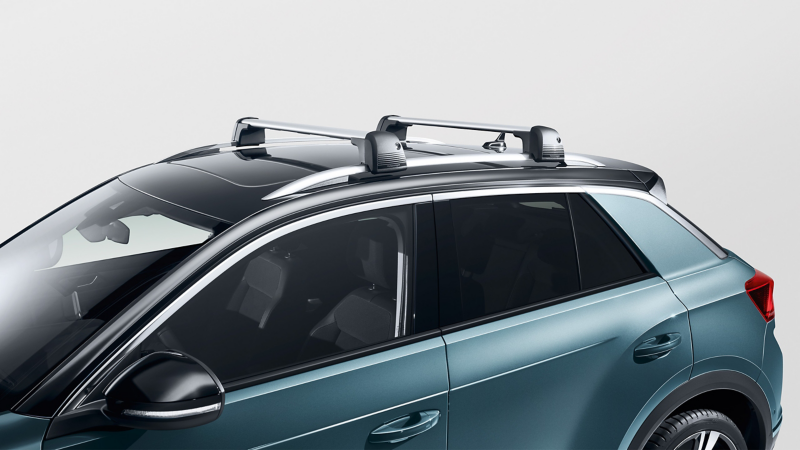 Tragstäbe von Volkswagen Zubehör auf dem Dach eines VW T-Roc