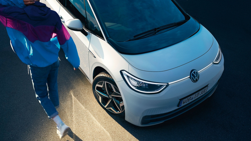 VW ID.3 in Weiß, im Fokus die rechte Front mit Vorderrad und Scheinwerfer