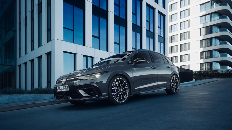 VW Golf R in der Farbe Delfingrau Metallic fährt durch modernes Wohngebiet