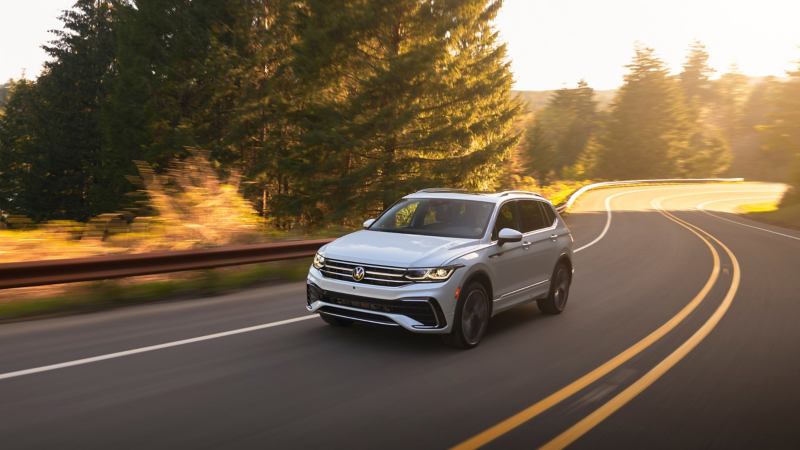 El VW Tiguan 2023, mostrado en Blanco Ópalo, circula por una carretera sinuosa.