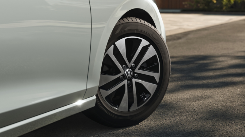 Nahaufnahme eines VW-Rads mit schwarz-silberner Felge und VW-Logo