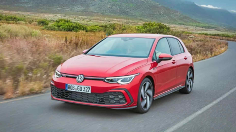 Golf GTI, carro deportivo de Volkswagen en color rojo es manejado en carretera. 